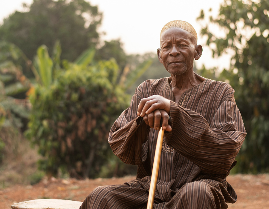 Griot africain racontant une histoire à un groupe